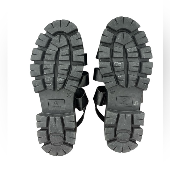 GBG Los Angeles black chunky Platform sandal grunge punk minimalist
Size 9M - Picture 7 of 8